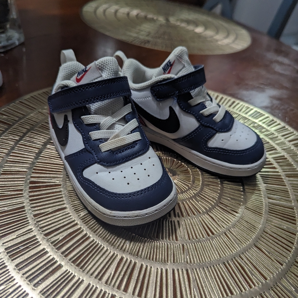 Size 8 toddler shoes: Nike